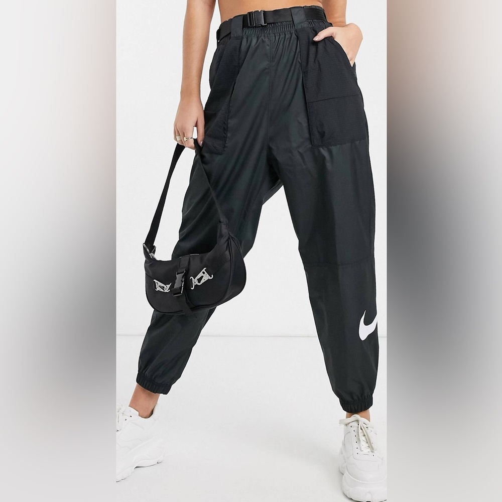 Nike women’s size small cargo pants w belt